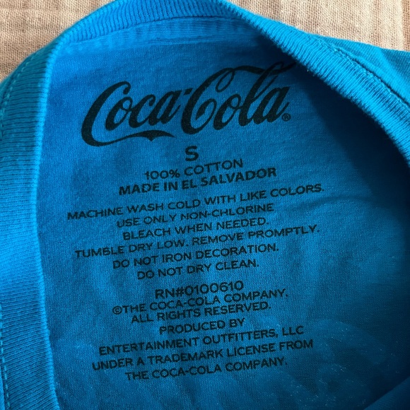 Like-New Unisex Coca-Cola Long Sleeve T-Shirt with Polar Bear & Puffin - Picture 4 of 6